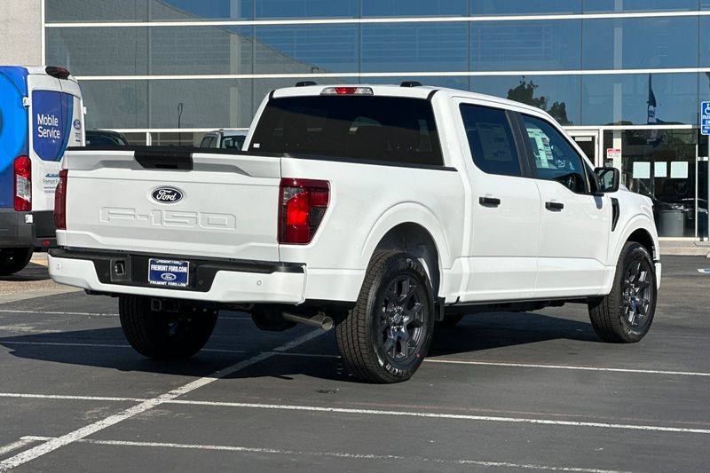 Ford F-150 Vehicle Full-screen Gallery Image 03