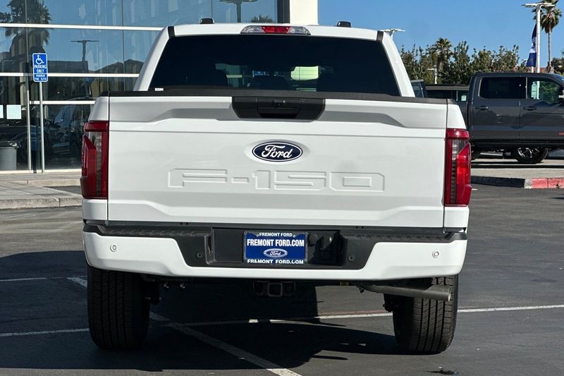 Ford F-150 Vehicle Full-screen Gallery Image 04