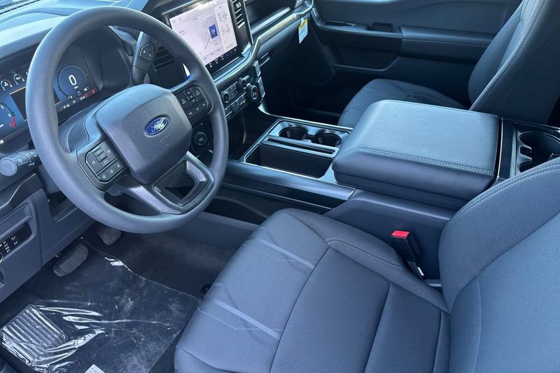 Ford F-150 Vehicle Full-screen Gallery Image 09