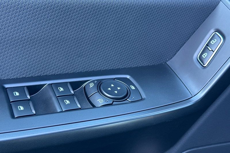 Ford F-150 Vehicle Full-screen Gallery Image 11