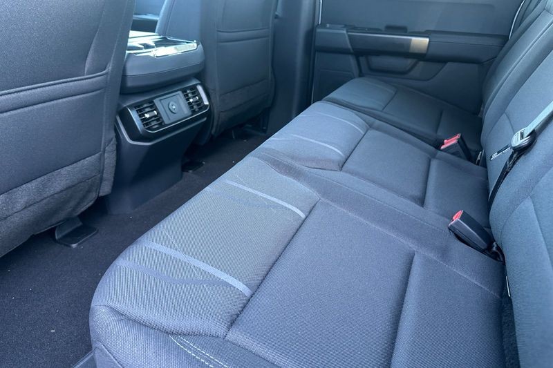 Ford F-150 Vehicle Full-screen Gallery Image 12