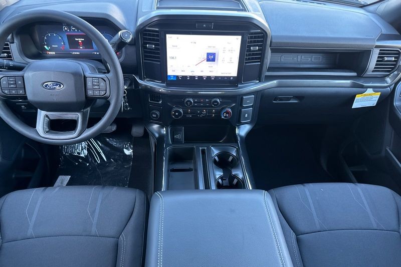 Ford F-150 Vehicle Full-screen Gallery Image 14