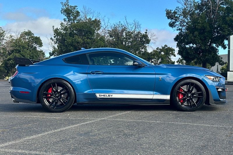 Ford Mustang Vehicle Full-screen Gallery Image 02