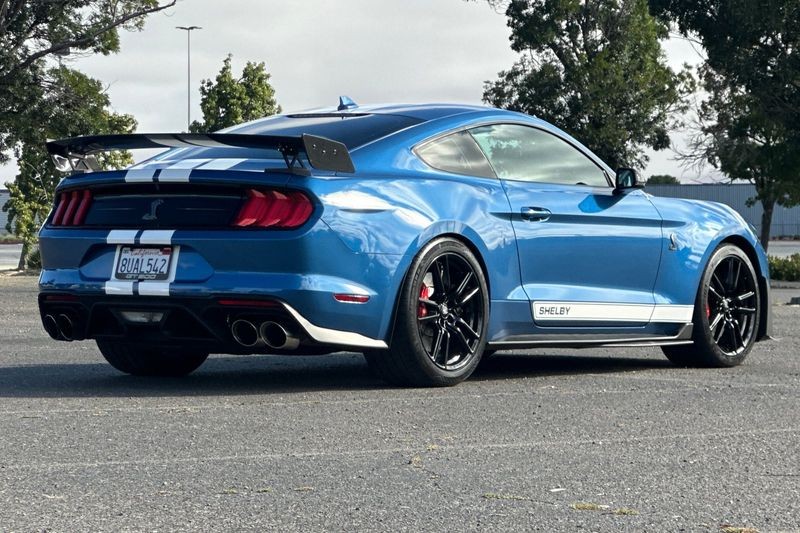 Ford Mustang Vehicle Full-screen Gallery Image 03