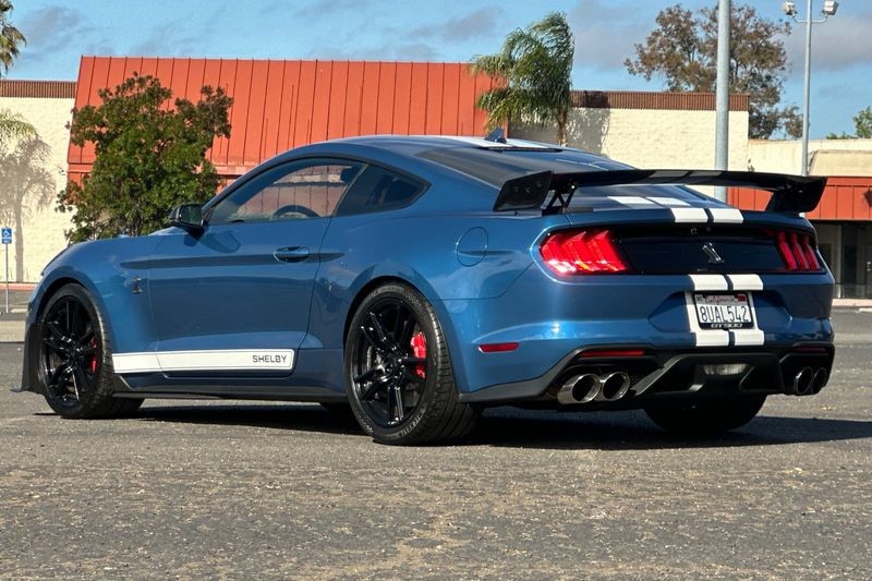 Ford Mustang Vehicle Full-screen Gallery Image 05