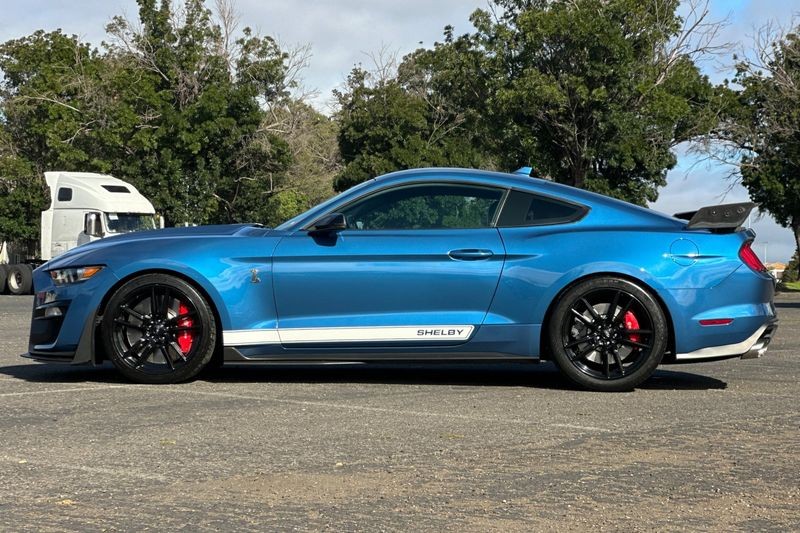 Ford Mustang Vehicle Full-screen Gallery Image 07
