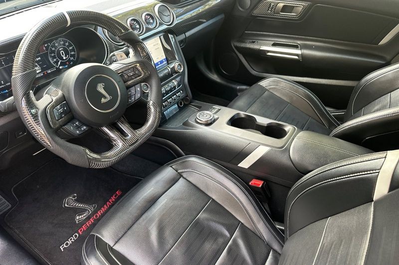 Ford Mustang Vehicle Full-screen Gallery Image 10