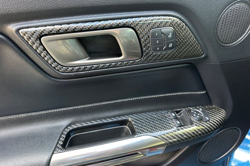 Ford Mustang Vehicle Full-screen Gallery Image 11