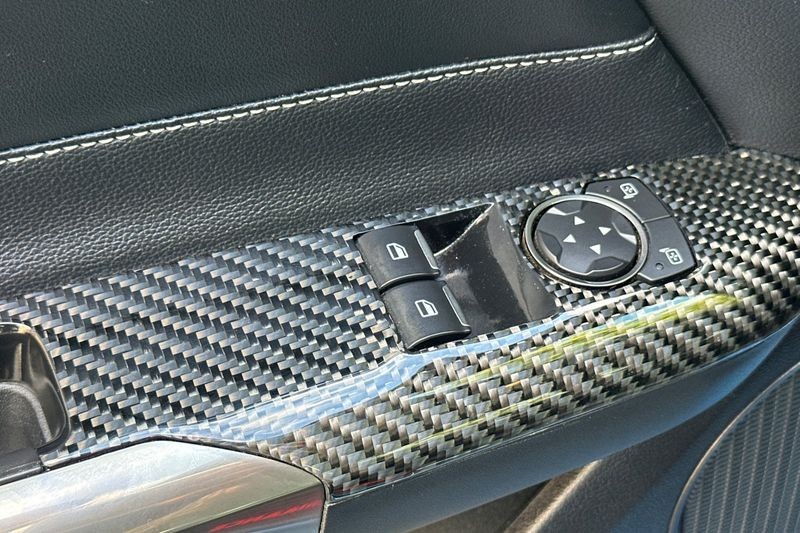 Ford Mustang Vehicle Full-screen Gallery Image 12