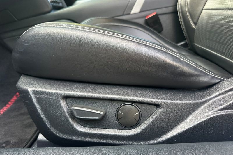 Ford Mustang Vehicle Full-screen Gallery Image 13
