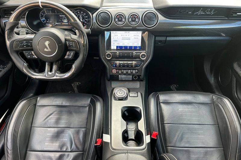 Ford Mustang Vehicle Full-screen Gallery Image 15
