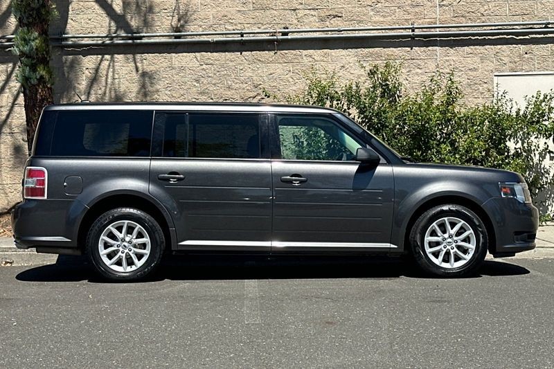Ford Flex Vehicle Full-screen Gallery Image 02