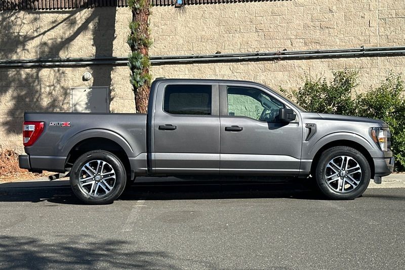 Ford F-150 Vehicle Full-screen Gallery Image 02