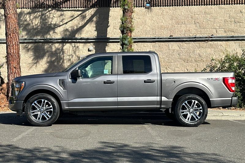 Ford F-150 Vehicle Full-screen Gallery Image 07