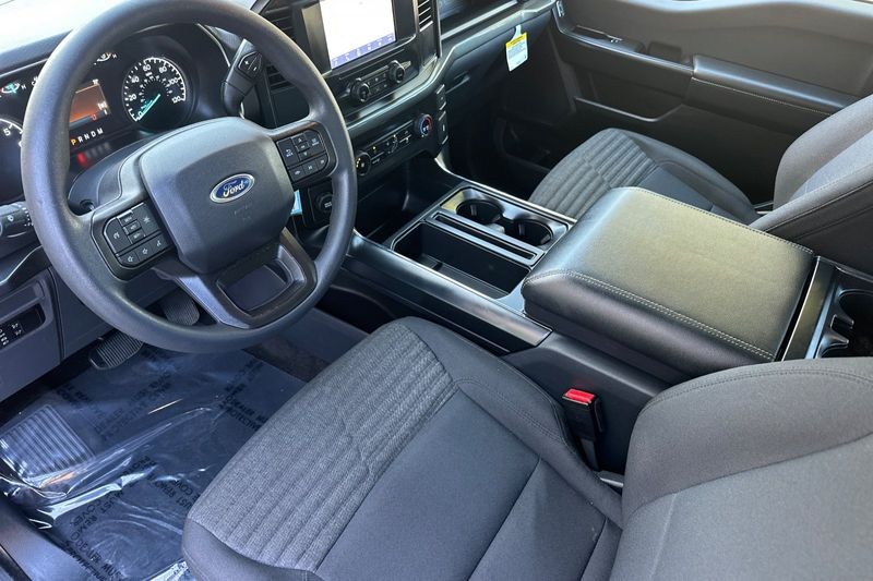 Ford F-150 Vehicle Full-screen Gallery Image 10