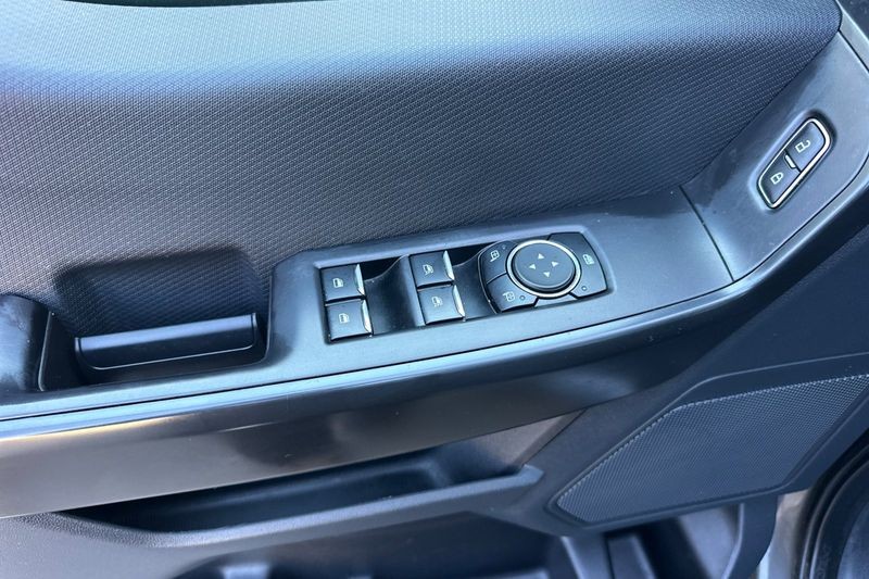 Ford F-150 Vehicle Full-screen Gallery Image 11
