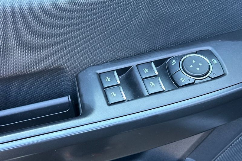 Ford F-150 Vehicle Full-screen Gallery Image 12