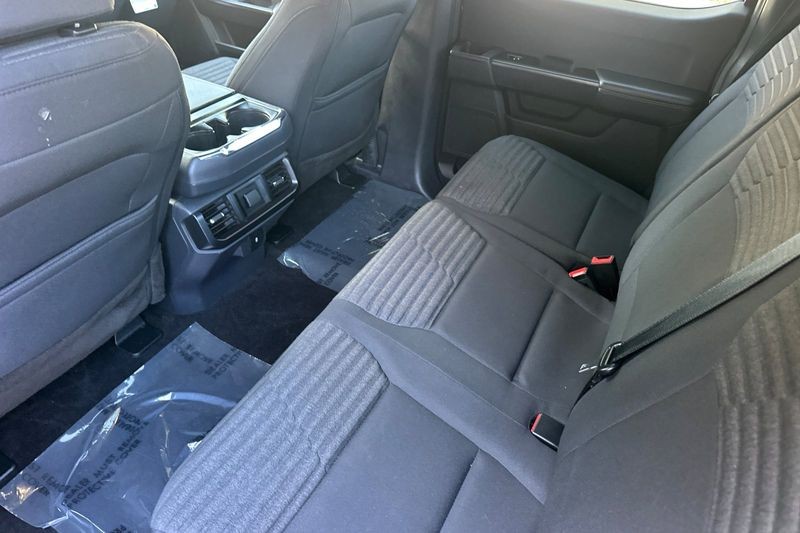 Ford F-150 Vehicle Full-screen Gallery Image 14