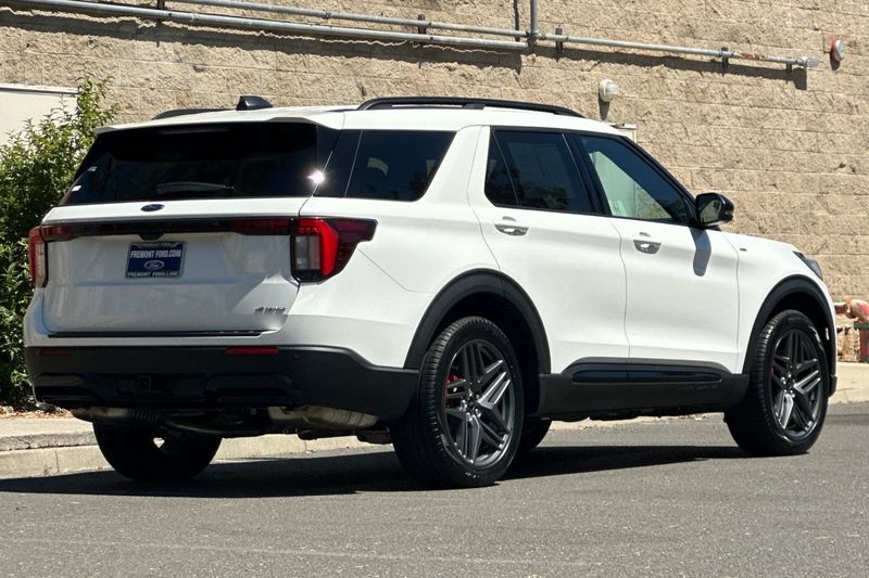 Ford Explorer Vehicle Full-screen Gallery Image 03