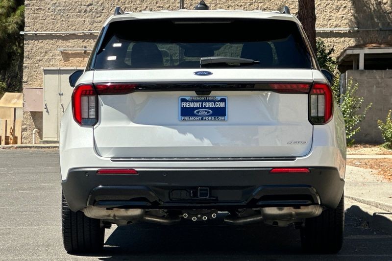 Ford Explorer Vehicle Full-screen Gallery Image 04