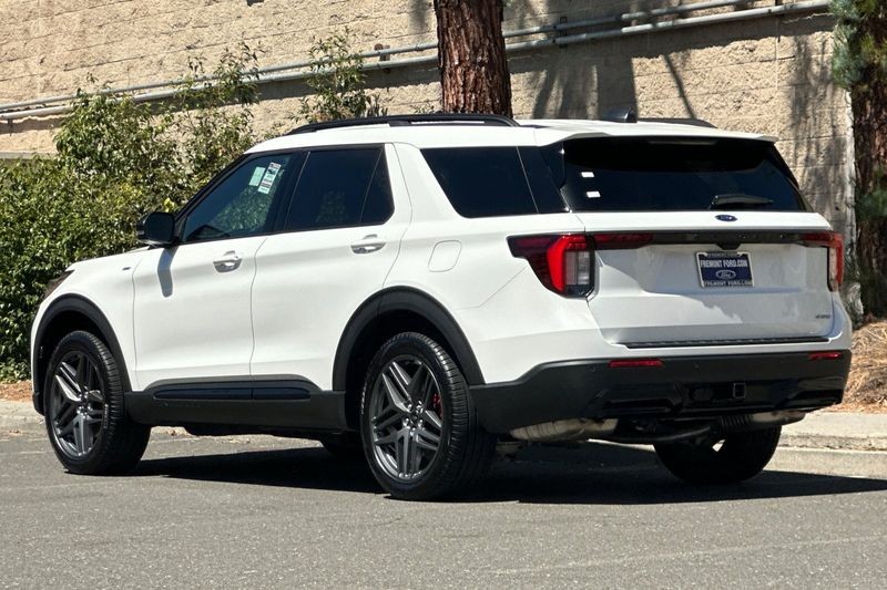 Ford Explorer Vehicle Full-screen Gallery Image 05