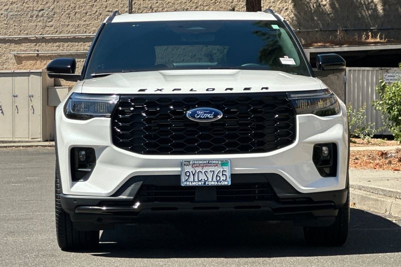 Ford Explorer Vehicle Full-screen Gallery Image 08