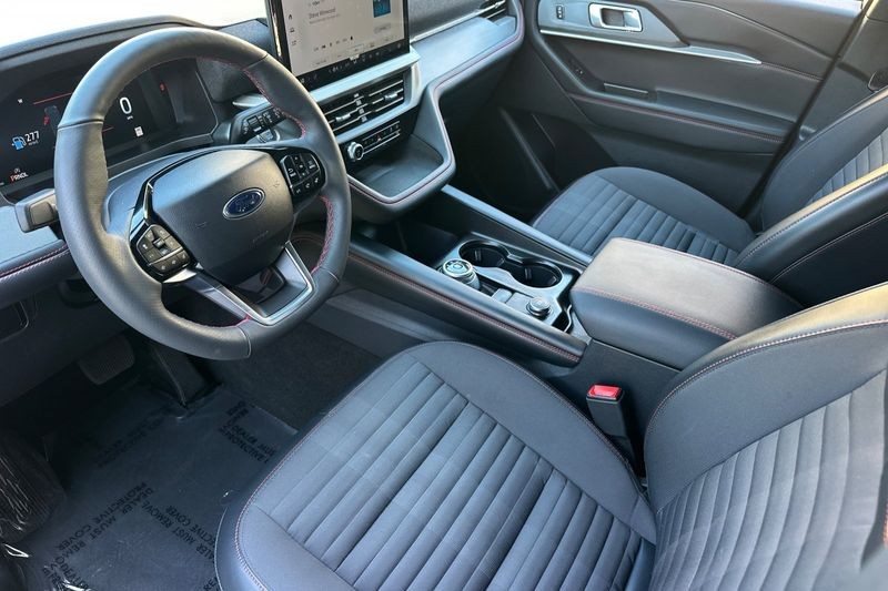 Ford Explorer Vehicle Full-screen Gallery Image 09