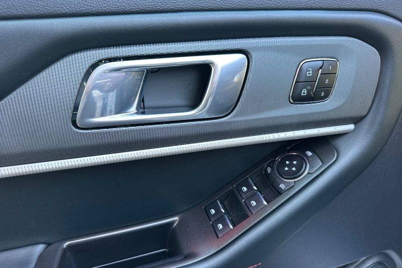 Ford Explorer Vehicle Full-screen Gallery Image 10