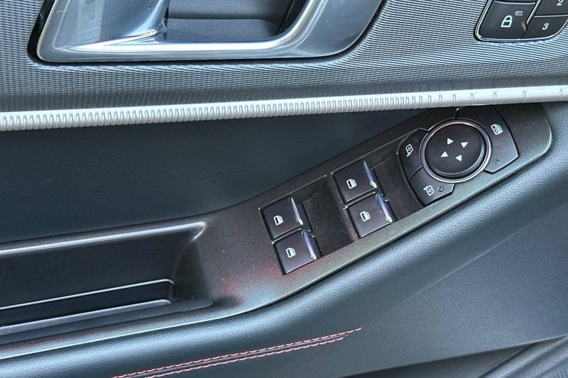 Ford Explorer Vehicle Full-screen Gallery Image 11