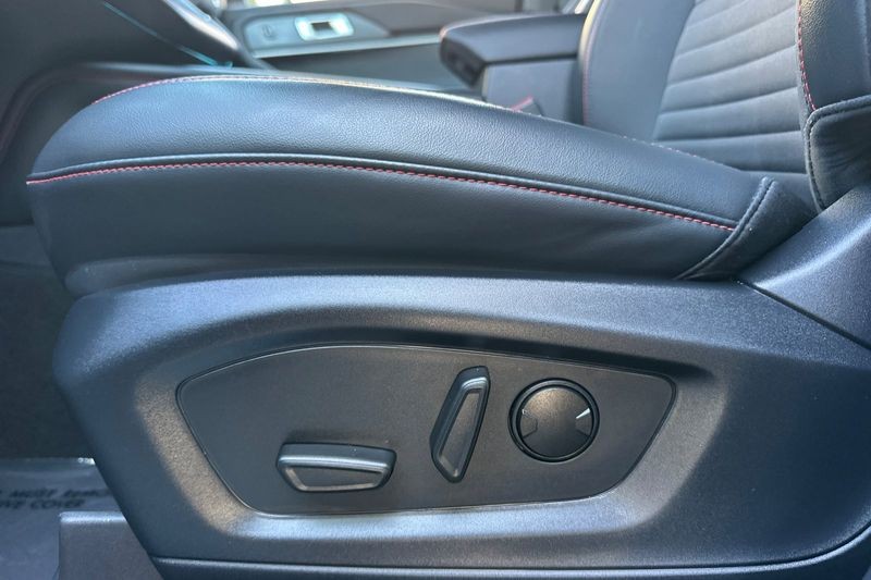 Ford Explorer Vehicle Full-screen Gallery Image 12