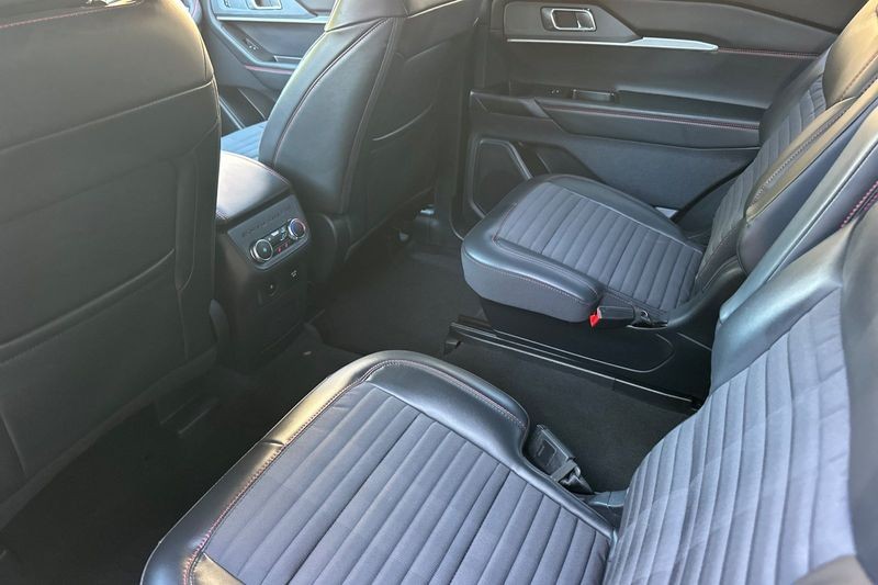 Ford Explorer Vehicle Full-screen Gallery Image 13
