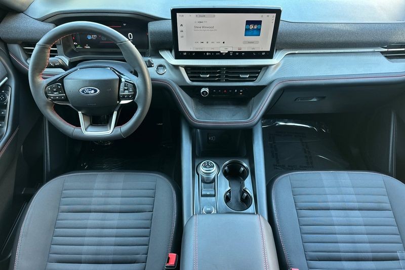 Ford Explorer Vehicle Full-screen Gallery Image 14