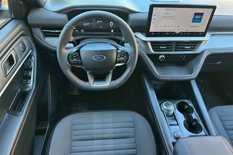 Ford Explorer Vehicle Full-screen Gallery Image 15
