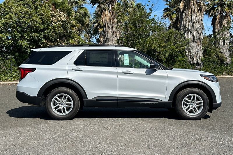 Ford Explorer Vehicle Full-screen Gallery Image 02