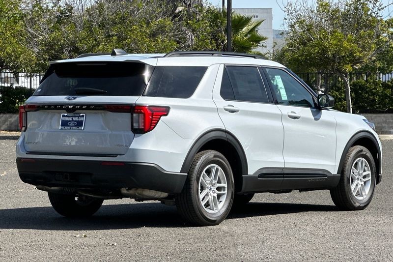 Ford Explorer Vehicle Full-screen Gallery Image 03