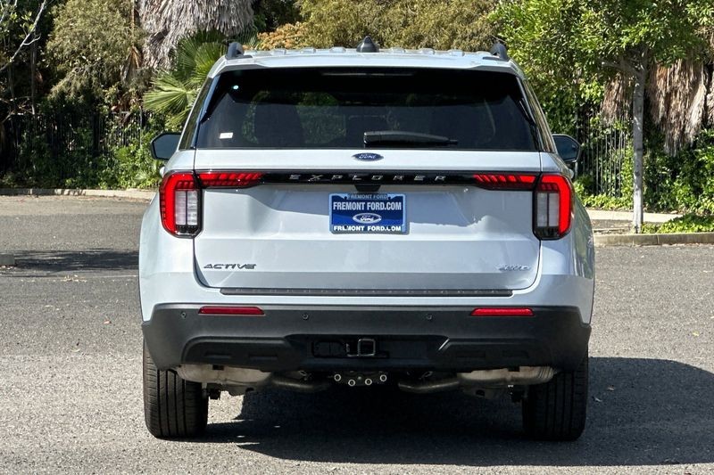 Ford Explorer Vehicle Full-screen Gallery Image 04