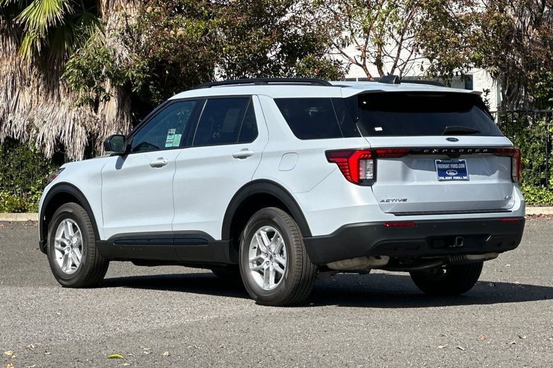 Ford Explorer Vehicle Full-screen Gallery Image 05