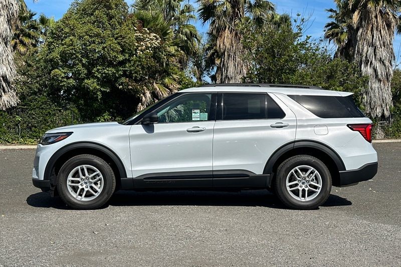 Ford Explorer Vehicle Full-screen Gallery Image 06