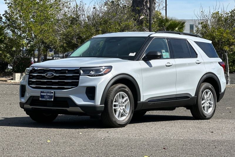 Ford Explorer Vehicle Full-screen Gallery Image 07