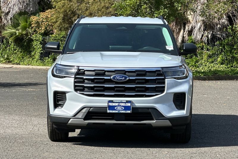 Ford Explorer Vehicle Full-screen Gallery Image 08