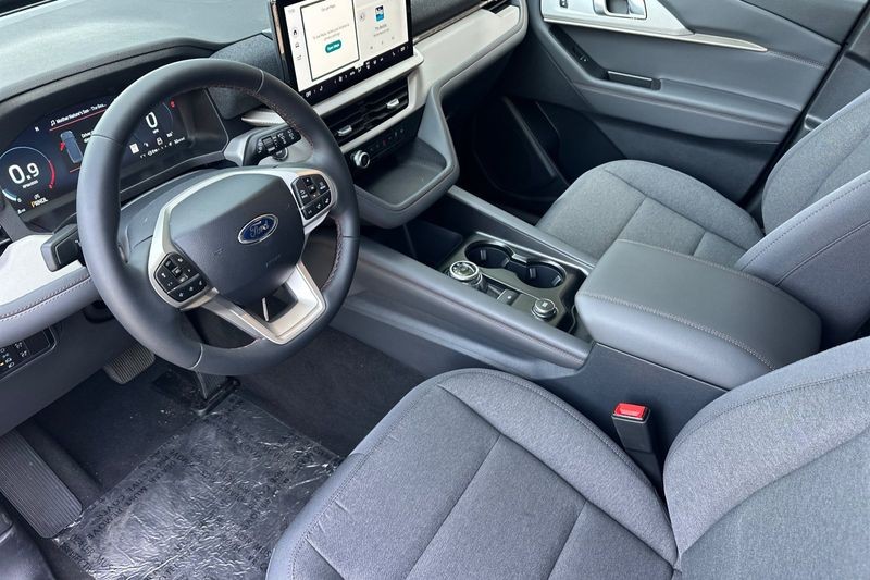 Ford Explorer Vehicle Full-screen Gallery Image 09