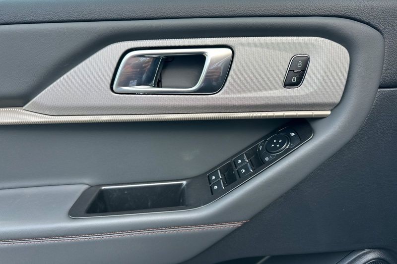 Ford Explorer Vehicle Full-screen Gallery Image 10