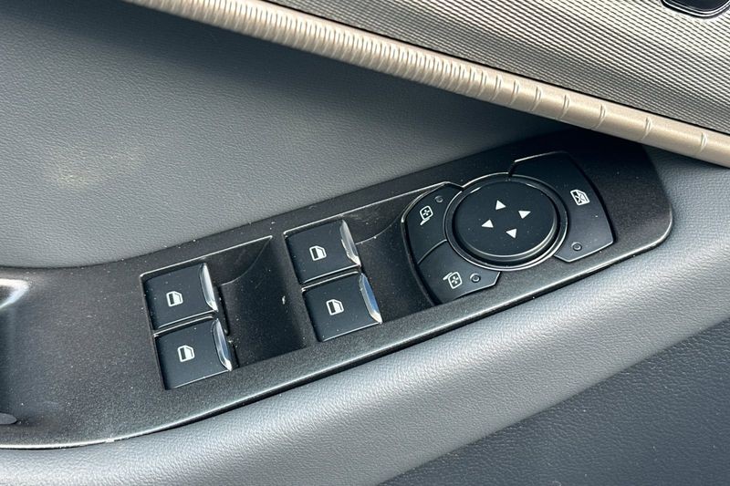 Ford Explorer Vehicle Full-screen Gallery Image 11
