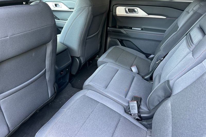 Ford Explorer Vehicle Full-screen Gallery Image 12