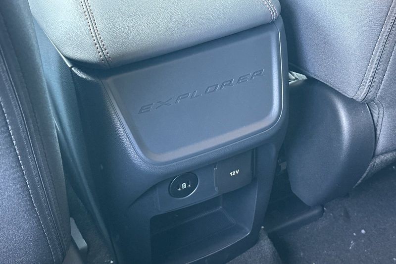 Ford Explorer Vehicle Full-screen Gallery Image 13