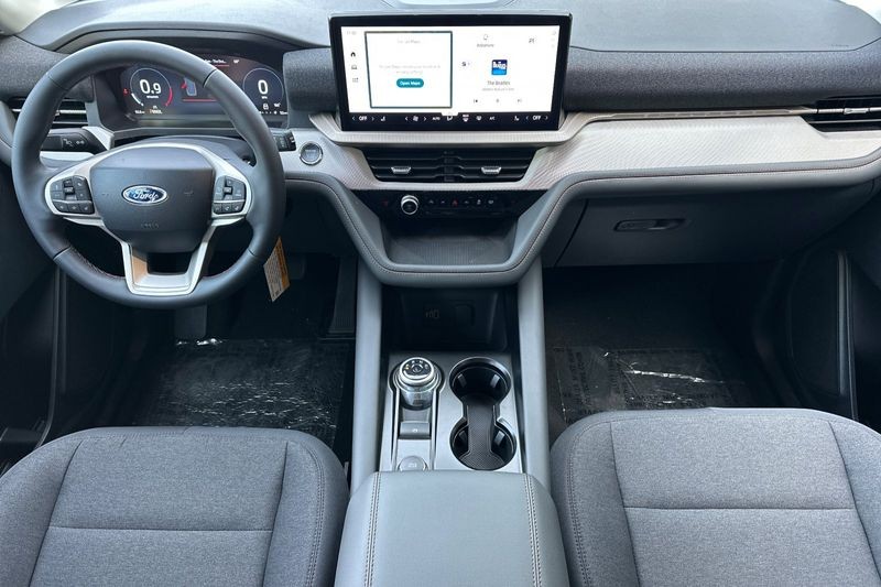 Ford Explorer Vehicle Full-screen Gallery Image 14