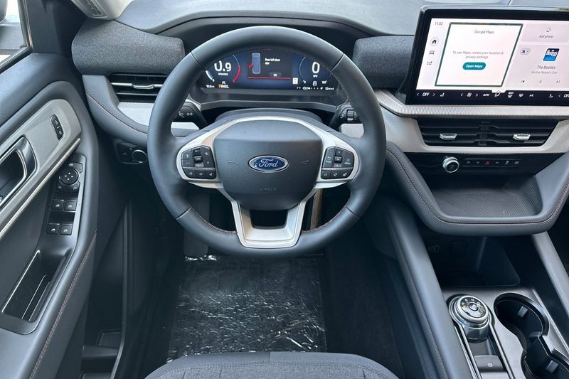Ford Explorer Vehicle Full-screen Gallery Image 15