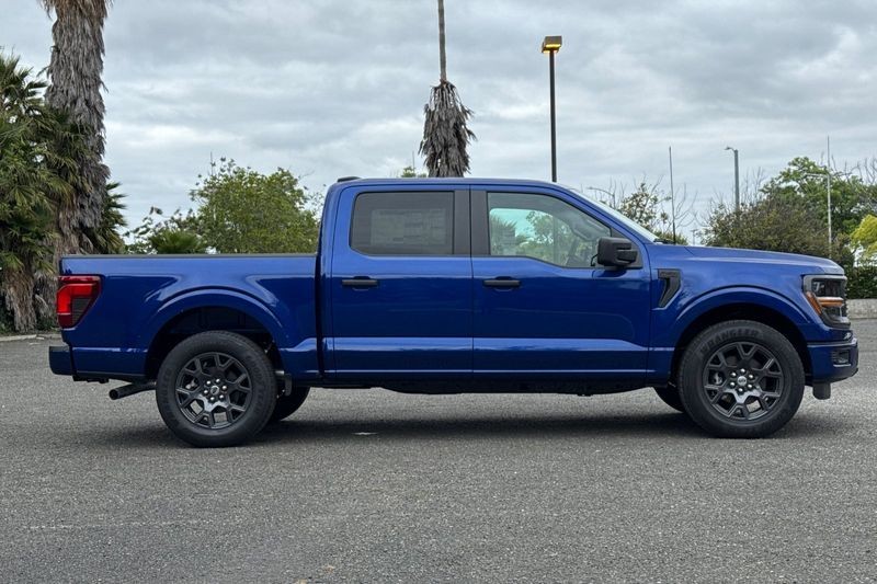 Ford F-150 Vehicle Full-screen Gallery Image 02