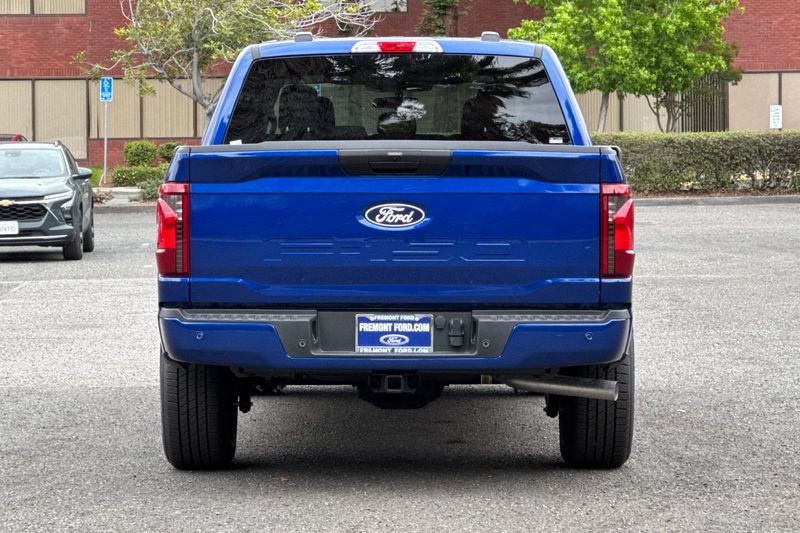 Ford F-150 Vehicle Full-screen Gallery Image 04