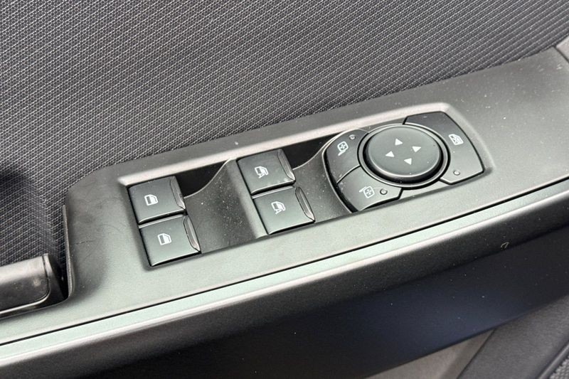 Ford F-150 Vehicle Full-screen Gallery Image 11